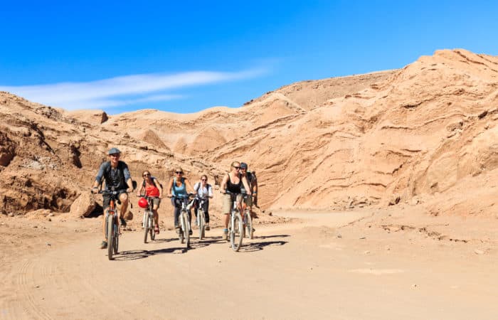 Famille à vélo dans le désert d'Atacama au Chili
