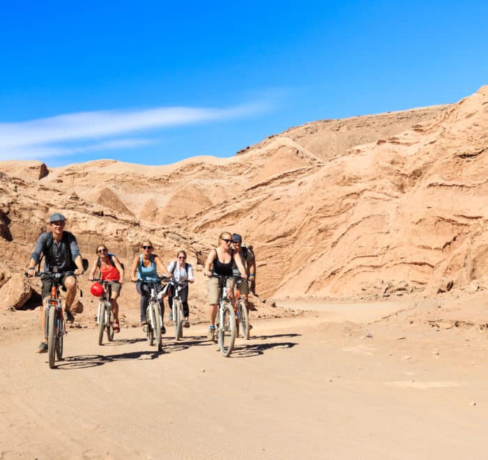 Famille à vélo dans le désert d'Atacama au Chili