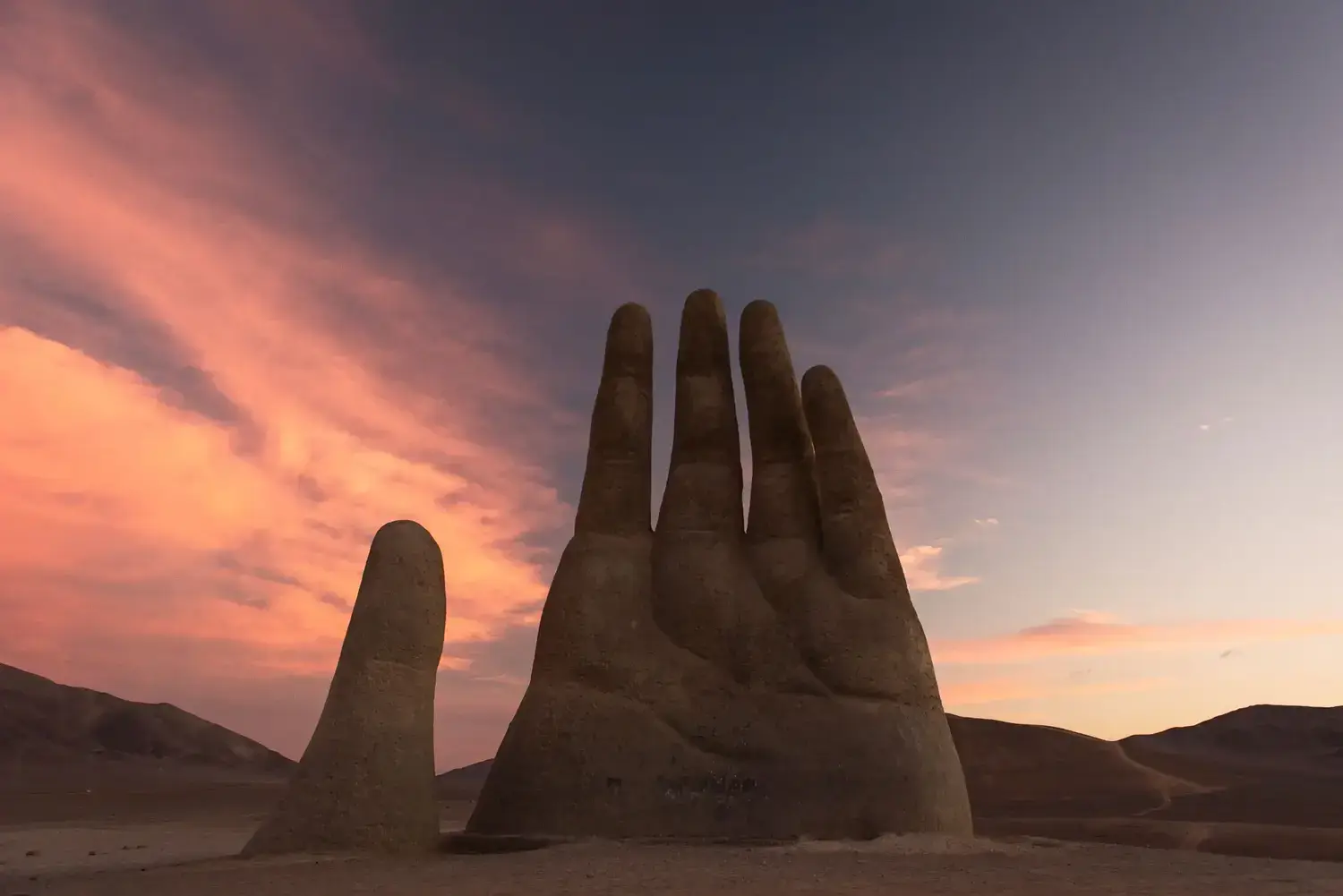 main dans le désert atacama chili coucher de soleil