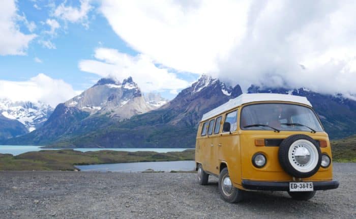 Voyage en van en Patagonie kombi volkswagen jaune face à un lac à torres del paine