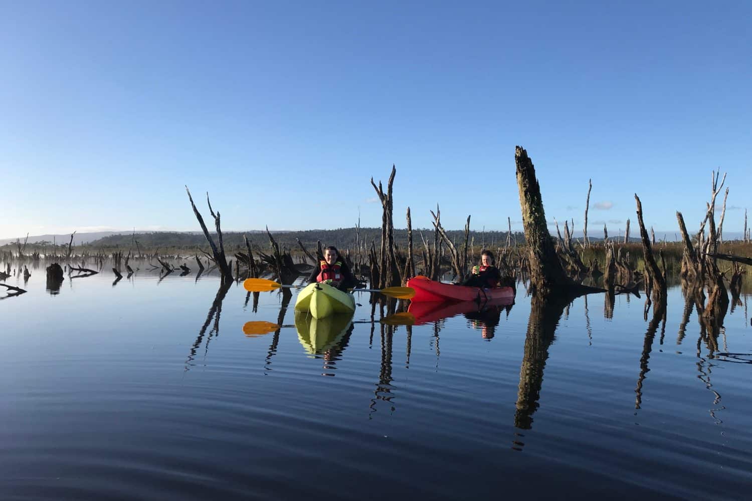 Famille kayak sur le fleuve Chepu a Chiloe