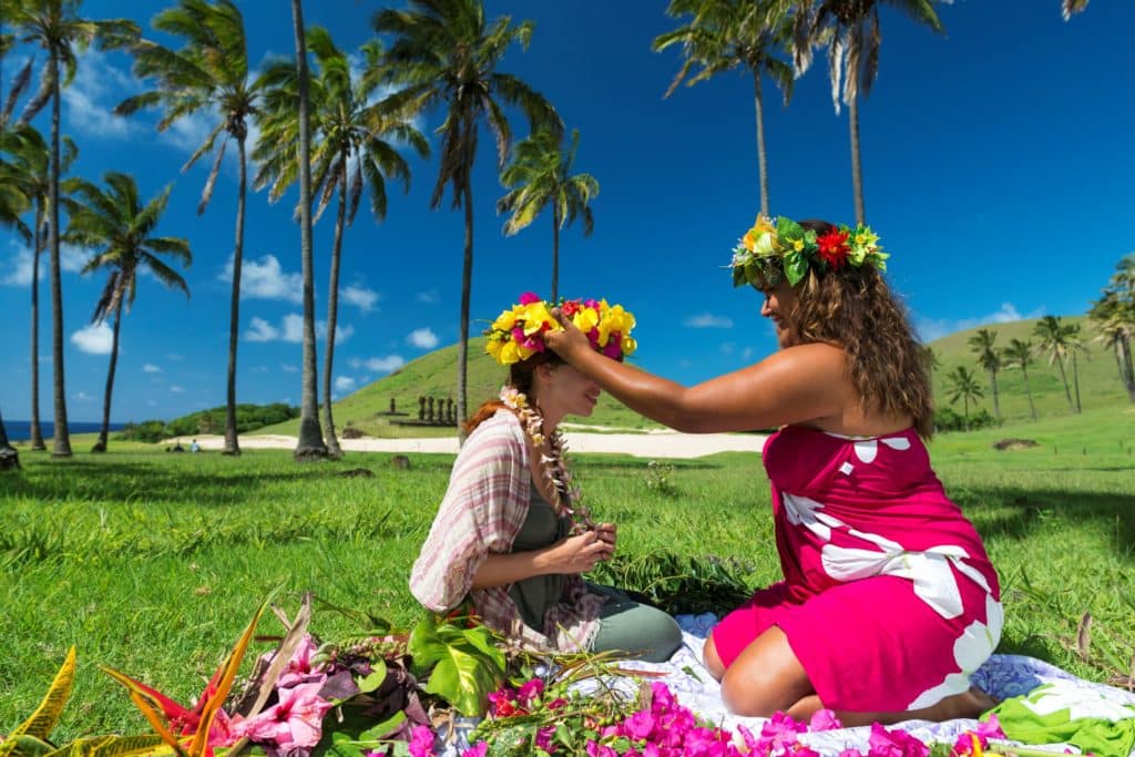 Rapa Nui habitant ile de paques collier de fleurs