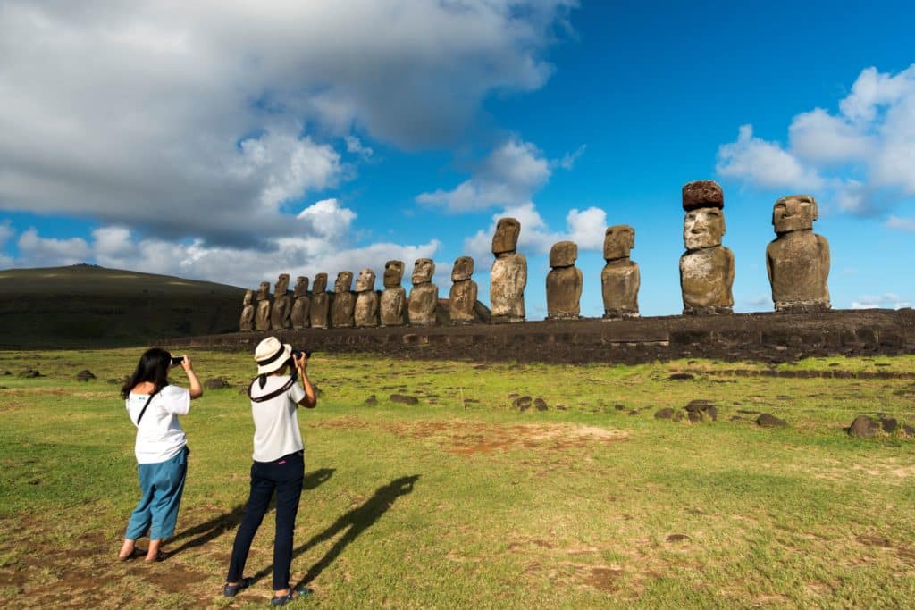 tongariki moais ocean easter island