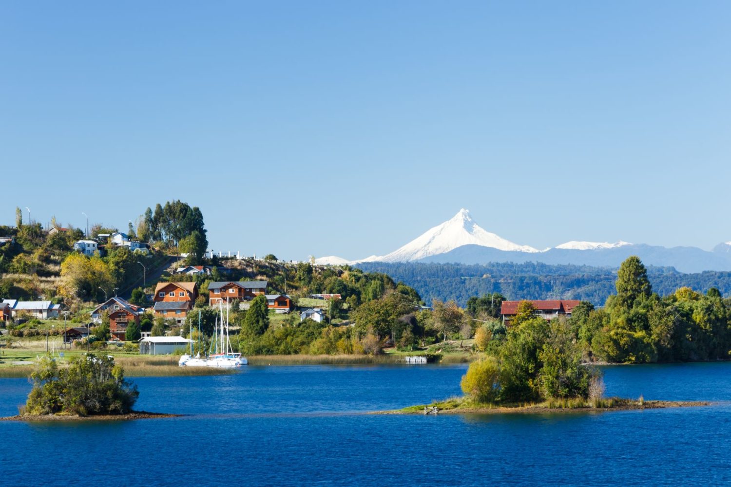 Vue de Puerto Octay et le volcan Osorno au Chili