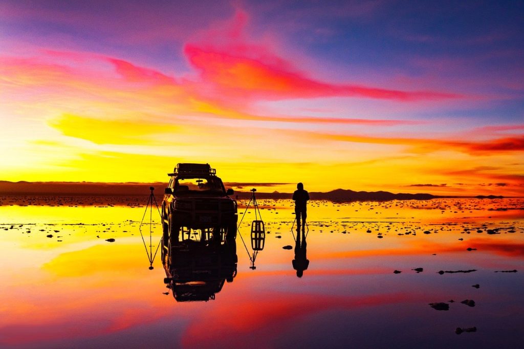 Lever de soleil sur le salar d Uyuni couleurs ocres