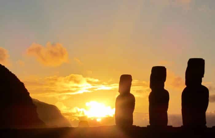 Couché de soleil sur les moai de l'ile de paques.j