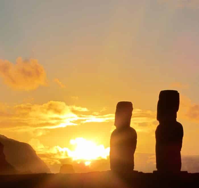 Couché de soleil sur les moai de l'ile de paques.j