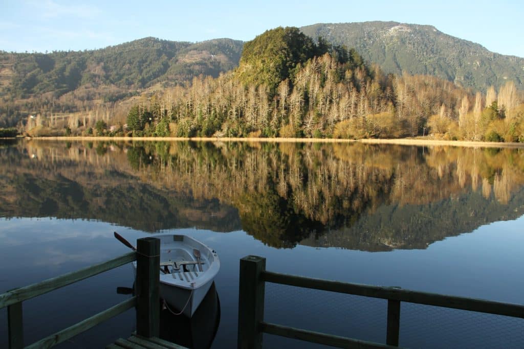 Bateau sur le Lagon Ancapulli au Chili