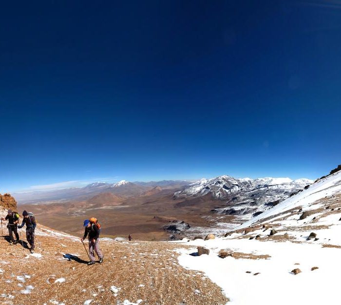 Des grimpeurs sur un des nombreux sommets d'Atacama