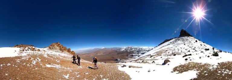 Des grimpeurs sur un des nombreux sommets d'Atacama