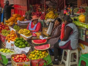 Femmes discutant dans un marché Bolivie