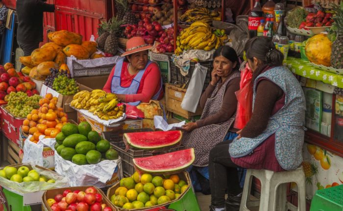Femmes discutant dans un marché Bolivie