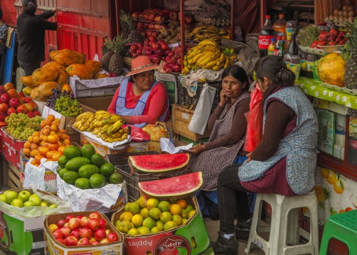 Femmes discutant dans un marché Bolivie