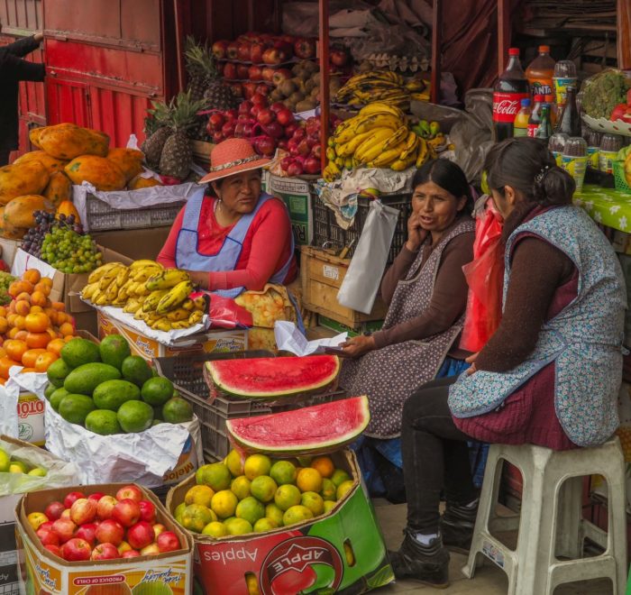 Femmes discutant dans un marché Bolivie