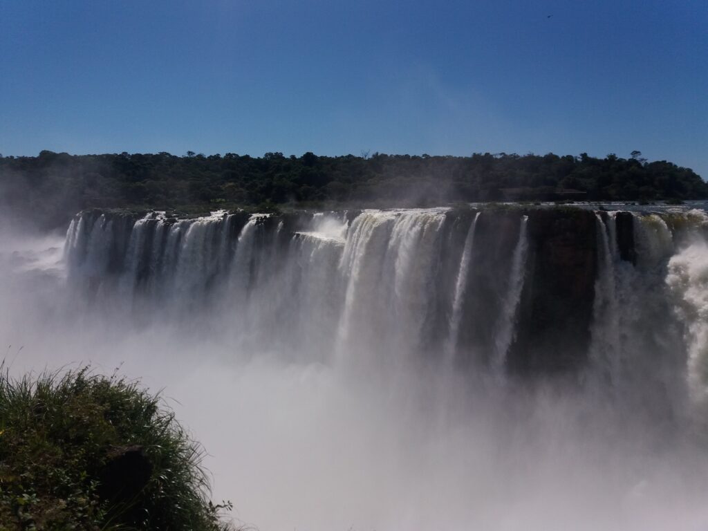 Vue latérale sur les chutes d'Iguazu côté Argentin