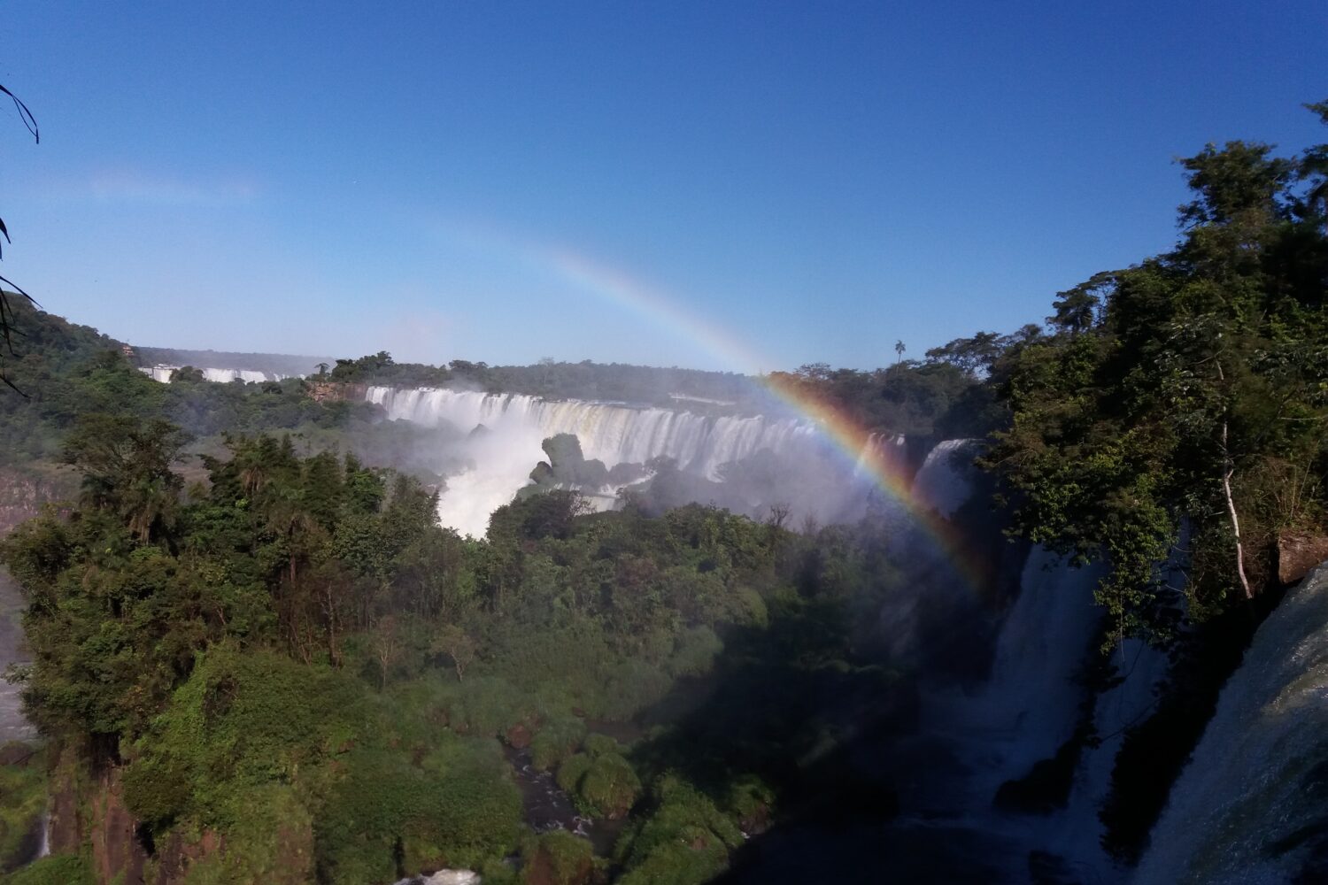 vue d'ensemble et arc-en ciel sur les chutes d'Iguazu