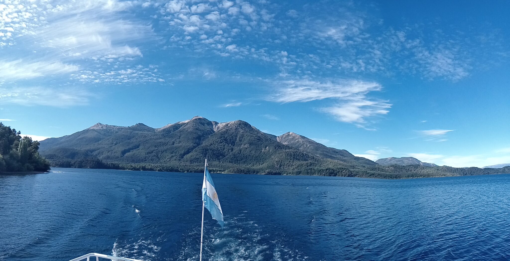 Vue sur le Cerro Bayo depuis le lac Nahuel Huapi a Bariloche et la route des 7 lacs