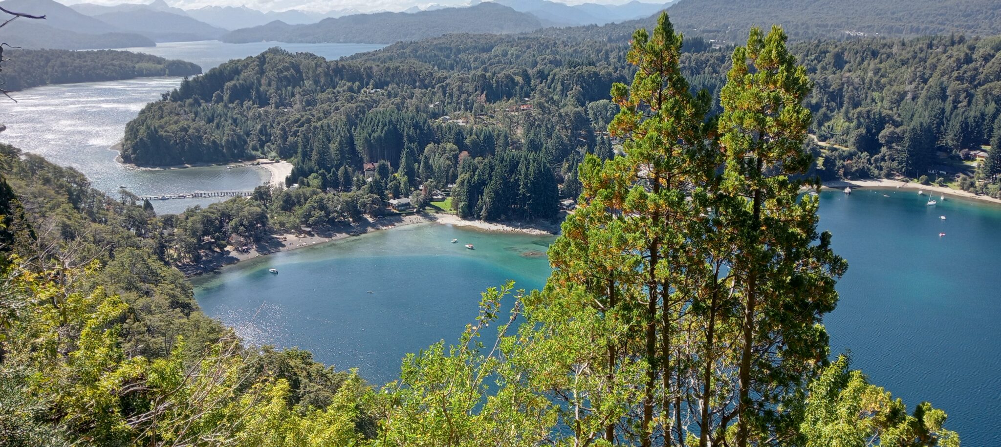 Bahia Mansa et Bahia Brava depuis la peninsule de Qutrihue