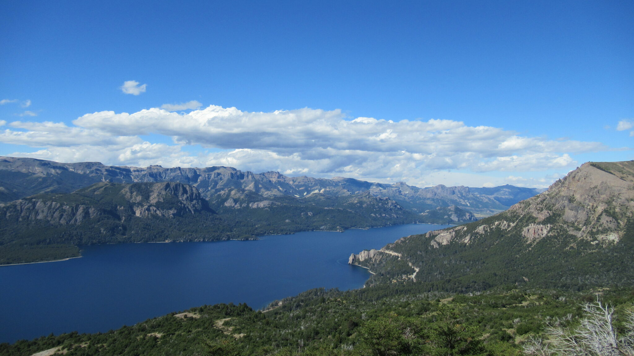 Vue sur le lac Traful depuis le cerro negro