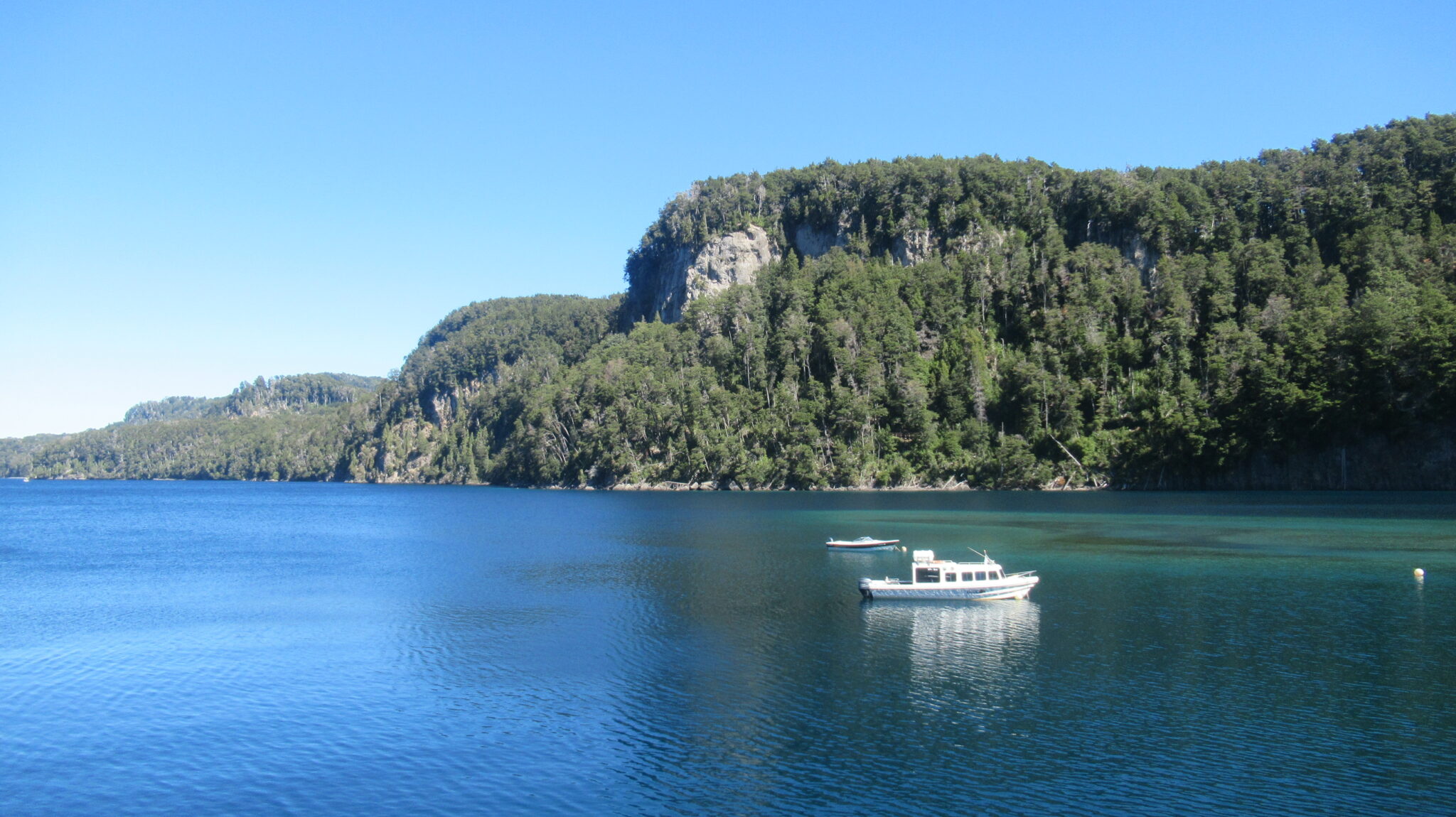 Vue sur la péninsule Qutrigue depuis Bahia Manza a Villa La Angostura autour de Bariloche et la route des 7 lacs