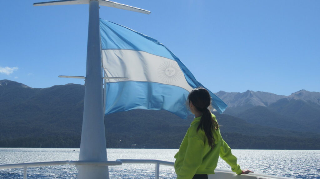 Drapeau argentin sur un bateau du lac Nahuel Huapi