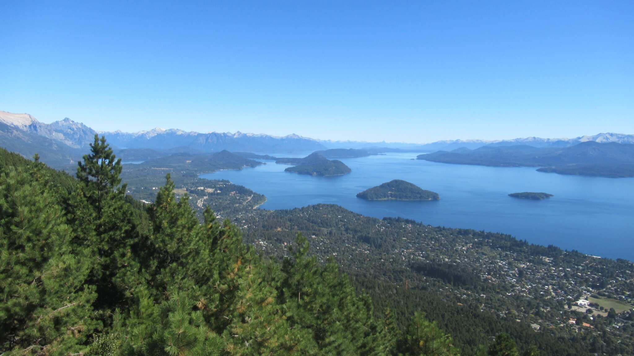 Vue depuis le Cerro Otto sur le lac Nahuel Huapi à Barlioche et la péninsule Llao Llao