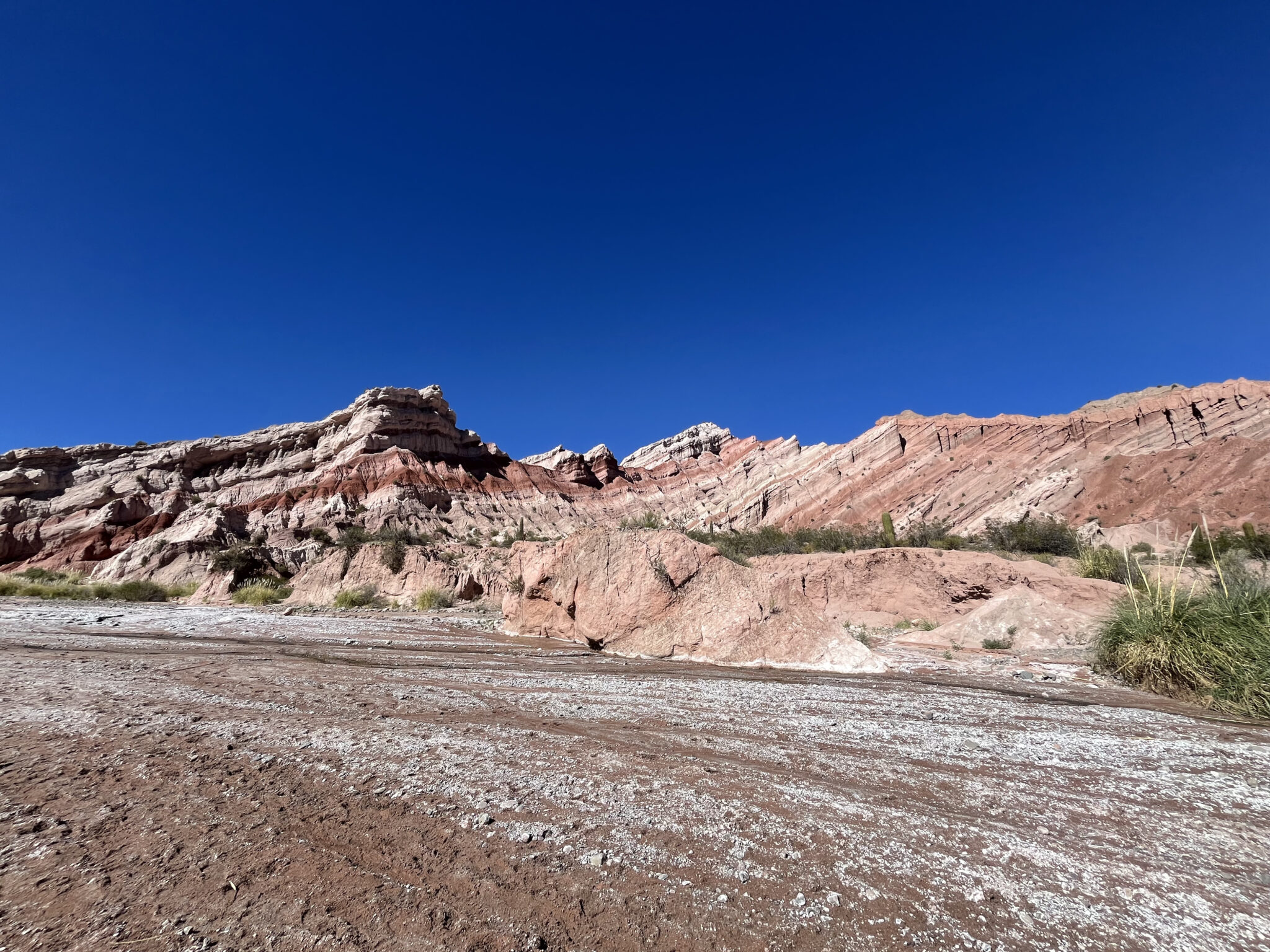 Vue sur les formations rocheuses en se baladant dans le nord ouest argentin dans les grottes d'Acsibi