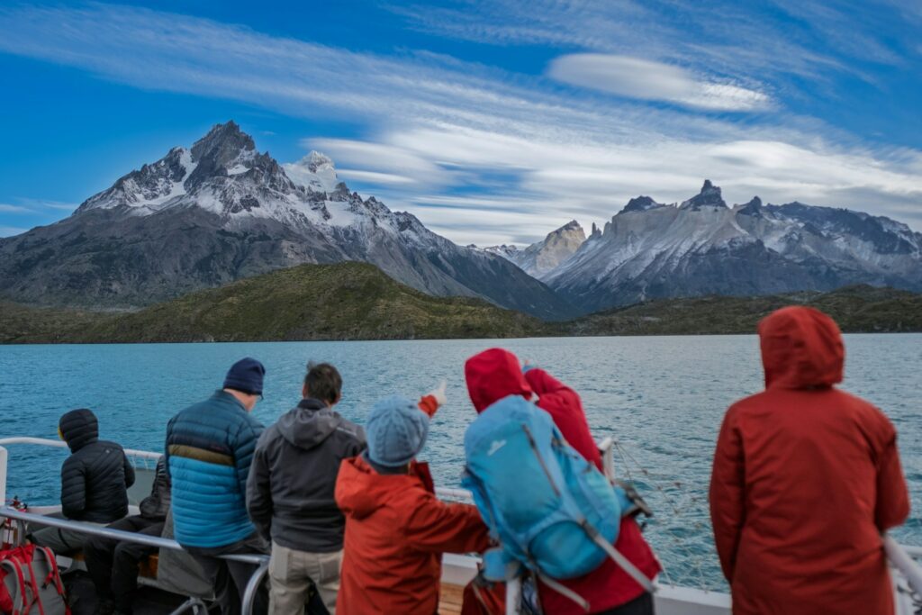 Catamaran lago pehoe torres del paine