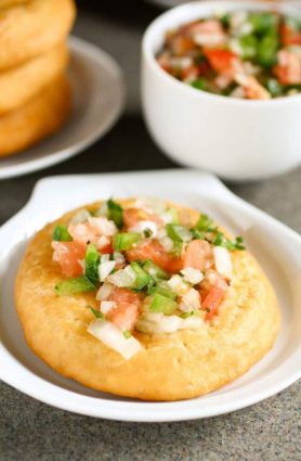 Sopaipillas avec du pebre, le snack typque du Chili